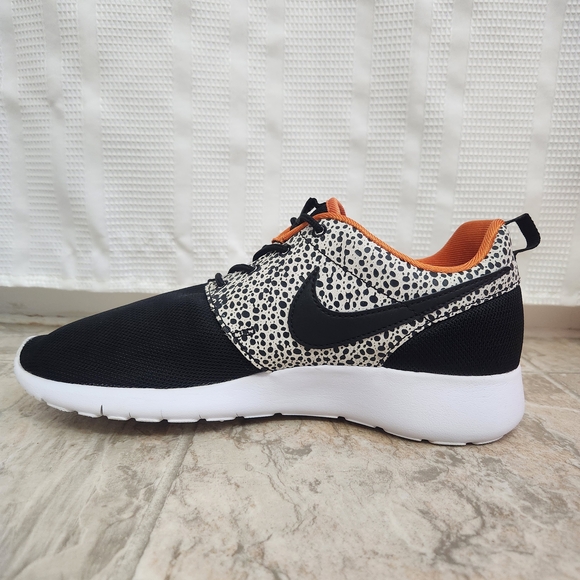 Nike Roshe One Safari, Black/Clay Orange/Summit White, Size: 7Y, 8.5 Women's - Picture 4 of 12